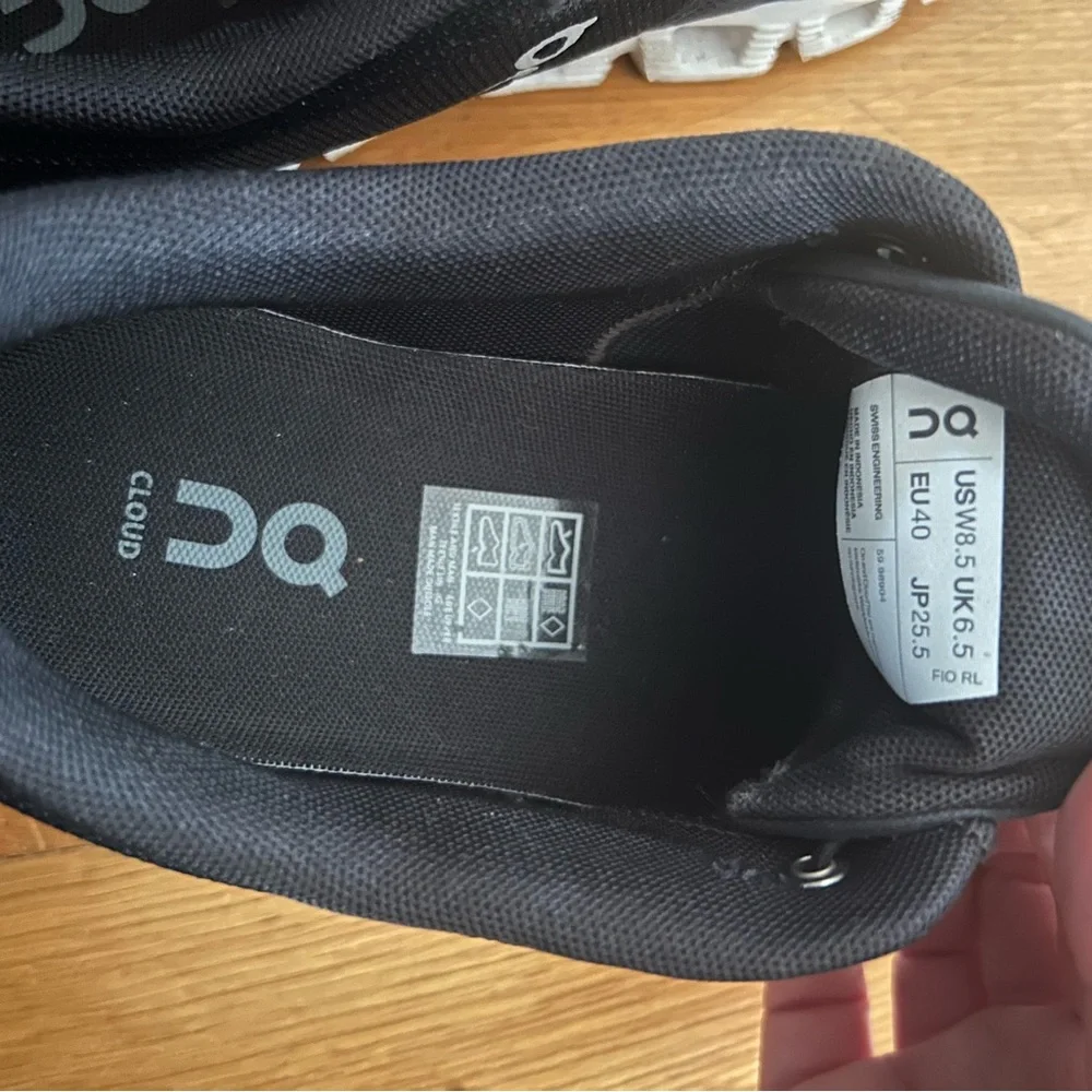 On Cloud 5 Women’s Sneakers in Black. Size 8.5. Excellent condition! - Picture 8 of 8